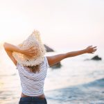 Frau am Strand im Urlaub