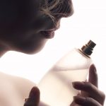 Signatur Duft, Dame riecht an Parfum