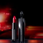 Givenchy Rouge Interdit Lippenstift auf rot/schwarzem Hintergrund