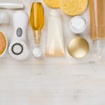 Beauty- und Pflege-Produkte auf Holz