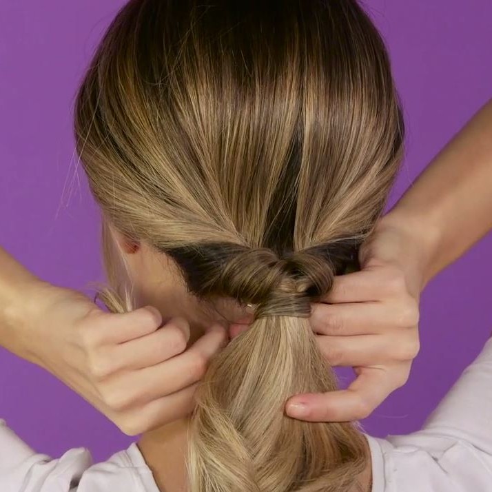 Frisuren Tutorial Schritt 3: Haarsträhne um Pferdeschwanz wickeln