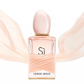 Giorgio Armani Sì Eau de Toilette auf weißem Hintergrund mit zartrosa Seidentuch flatternd im Hintergrund