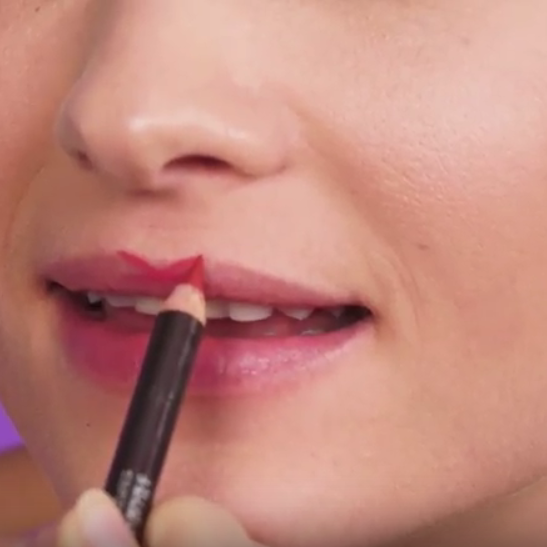 Matter Lippenstift Tutorial: Konturen nachziehen