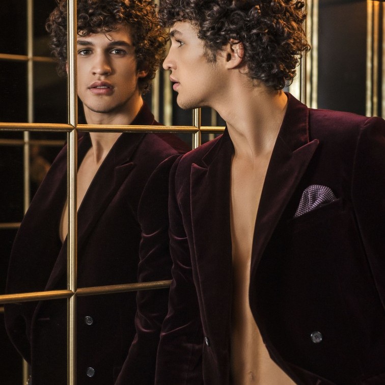 Pure XS Model Francisco Henriques vor einem Spiegel