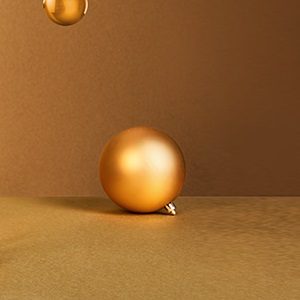 Eine goldene Weihnachtskugel