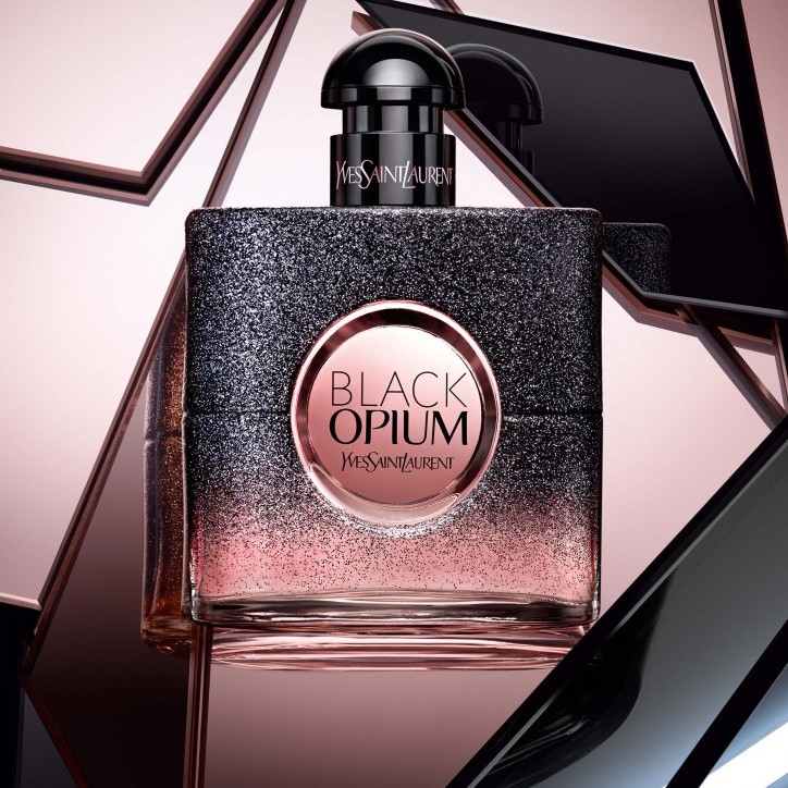 YSL Black Opium Floral Shock vor metallic Hintergrund