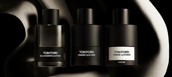 Drei schwarze Tom-Ford-Duftflakons. Von links nach rechts lauten die Etiketten: ‚Tom Ford Eau Ombré Leather‘, ‚Tom Ford Ombré Leather‘ und ‚Tom Ford Ombré Leather Parfum‘. Die Flakons haben ein elegantes, mattes Finish mit minimalistischem Design