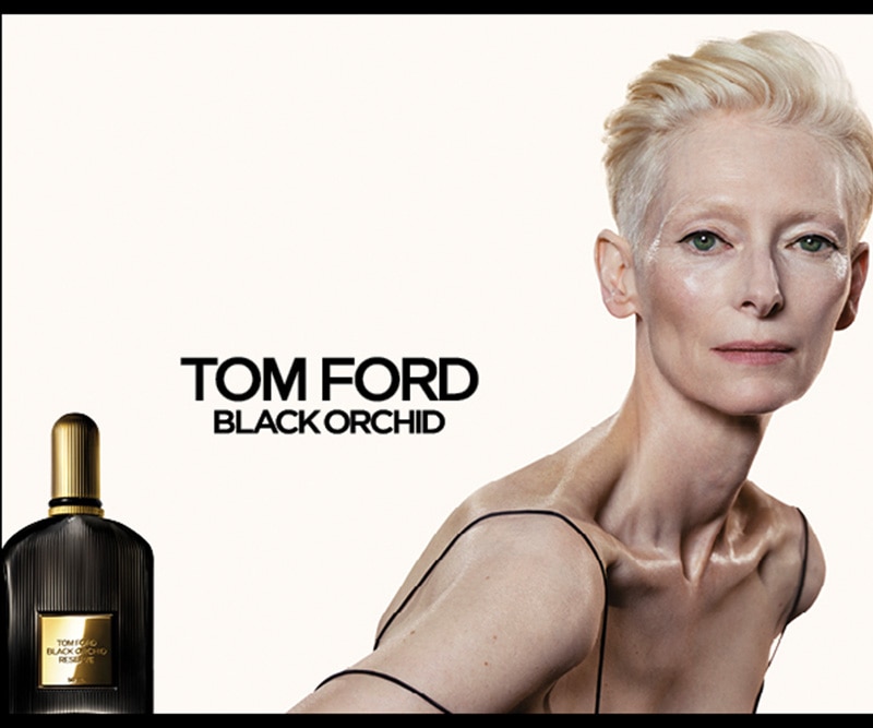 Tom Ford Black Orchid – schwarze Parfümflasche mit goldenem Etikett mit Tilda Swinton