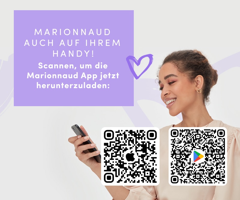 Marionnaud auch auf Ihrem Handy! Scannen Sie, um die Marionnaud App jetzt herunterzuladen: Eine Person lächelt, während sie auf ein Smartphone schaut. Darunter befinden sich zwei QR-Codes – einer für den Apple App Store und einer für Google Play.