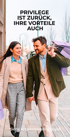 Stylisches Paar mit Einkaufstaschen unterwegs, Privilege‑Vorteile und exklusives Shopping‑Angebot entdecken