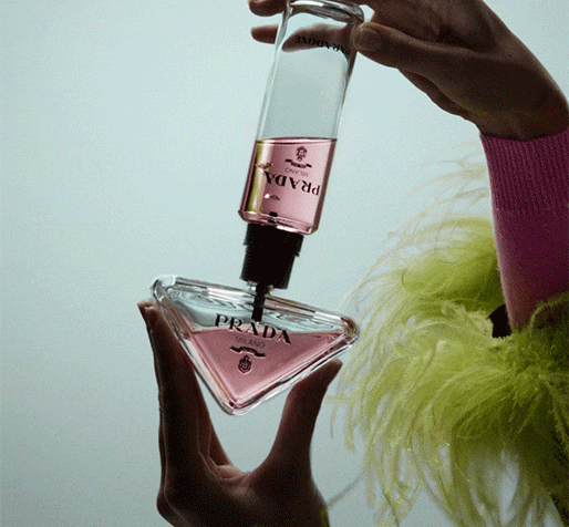 5226009-Product-Placement-Animated-Prada-Paradoxe-514x476px2.gif