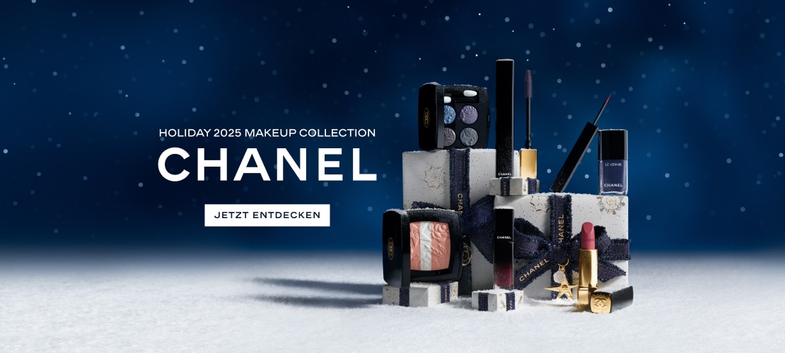Chanel Holiday 2025 Makeup Collection – festlich präsentierte Make-up-Produkte in Schwarz und Gold auf schneebedeckten Geschenkboxen vor einem sternenklaren Nachthimmel.