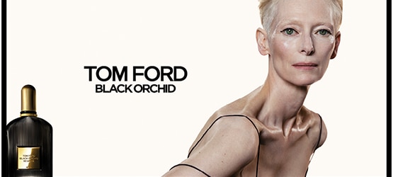 Tom Ford Black Orchid – schwarze Parfümflasche mit goldenem Etikett mit Tilda Swinton