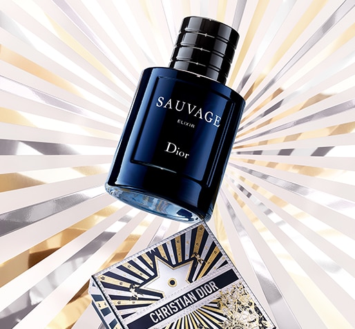 Dior_Xmas_MRD_Matrix_Banner_Large_514x476px_01_SauvageElixir.png Dunkelblauer Dior Sauvage Elixir-Parfümflakon, dynamisch angewinkelt vor einem strahlenden Hintergrund aus goldenen und silbernen Strahlen
