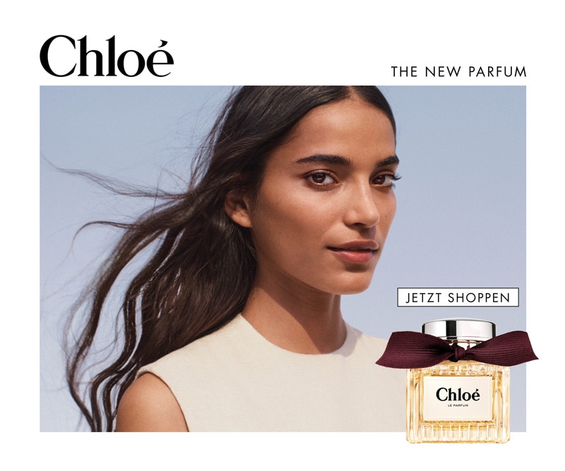 Chloé The New Parfum mit Model und Parfümflakon mit bordeauxfarbenem Band.