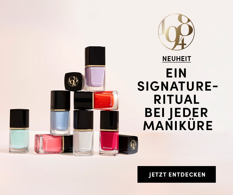 Neue Marionnaud 1984 Nagellack-Kollektion – Ein Signature-Ritual bei jeder Maniküre. Sieben Flaschen in verschiedenen Farben – Hellblau, Lavendel, Rot, Rosa, Orange, Mint und Weiß – sind pyramidenförmig angeordnet. 