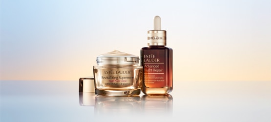 Estée Lauder Revitalizing Supreme+ Creme und Advanced Night Repair Serum vor sanftem Sonnenlicht – Anti‑Aging‑Pflege für strahlende, glatte Haut.