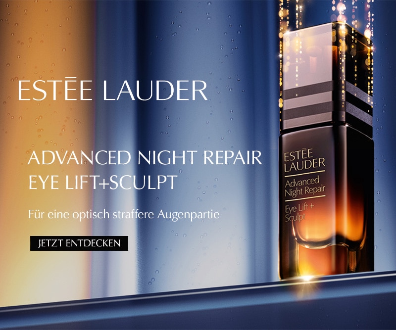 Eine Flasche Estée Lauder Advanced Night Repair Eye Lift+Sculpt steht vor einem dunklen Farbverlauf-Hintergrund mit Lichtreflexen. Für eine optisch straffere Augenpartie.