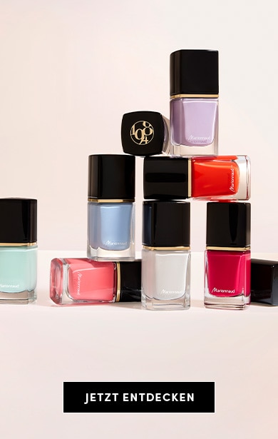 Neue Marionnaud 1984 Nagellack-Kollektion – Ein Signature-Ritual bei jeder Maniküre. Sieben Flaschen in verschiedenen Farben – Hellblau, Lavendel, Rot, Rosa, Orange, Mint und Weiß – sind pyramidenförmig angeordnet. 