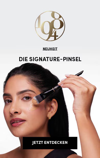 Neue Marionnaud 1984 Make-up-Pinsel: Die Signature-Pinsel. Eine Frau ist zu sehen, wie sie mit einem Pinsel Make-up auf ihr Gesicht aufträgt.