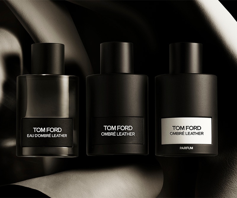 Drei schwarze Tom-Ford-Duftflakons. Von links nach rechts lauten die Etiketten: ‚Tom Ford Eau Ombré Leather‘, ‚Tom Ford Ombré Leather‘ und ‚Tom Ford Ombré Leather Parfum‘. Die Flakons haben ein elegantes, mattes Finish mit minimalistischem Design