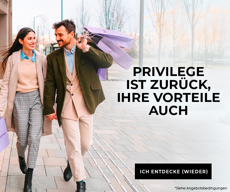 Stylisches Paar mit Einkaufstaschen unterwegs, Privilege‑Vorteile und exklusives Shopping‑Angebot entdecken