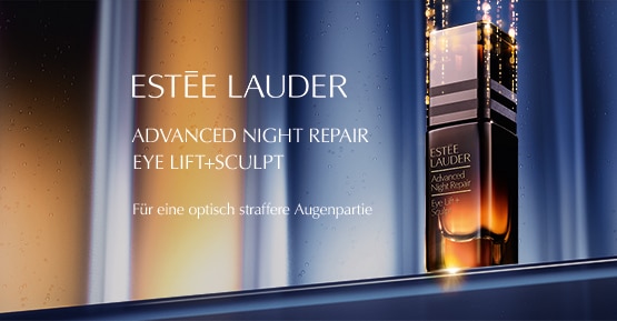 Eine Flasche Estée Lauder Advanced Night Repair Eye Lift+Sculpt steht vor einem dunklen Farbverlauf-Hintergrund mit Lichtreflexen. Für eine optisch straffere Augenpartie.