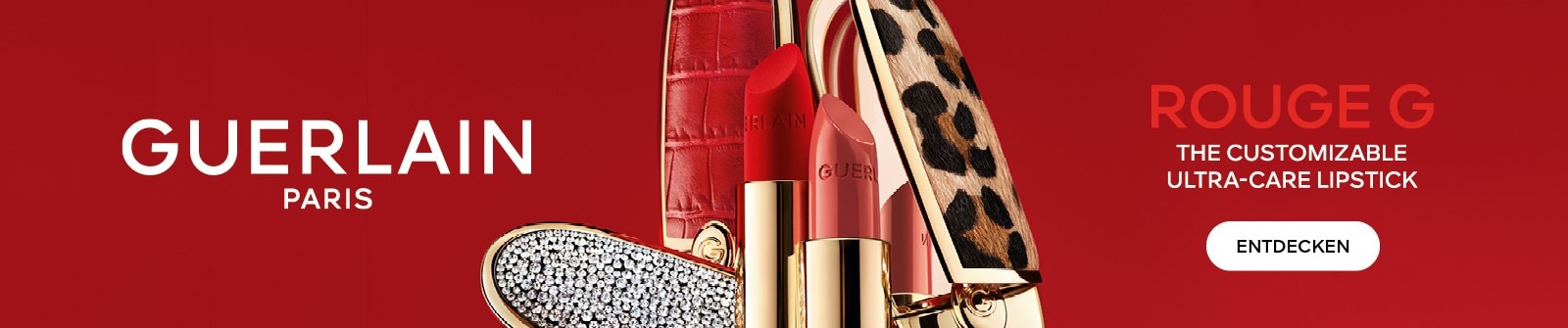 Guerlain Paris Rouge G, the customizable ultra-care lipstick, vor einem einfarbigen roten Hintergrund. Drei Lippenstifte mit einzigartigen Hüllen werden gezeigt: rote Krokodillederoptik, Leopardenmuster und mit Kristallen besetzt.