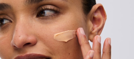 514x228_model.jpg Detailaufnahme der Hautpflegeanwendung im Ohr‑ und Halsbereich für glatte, gepflegte Haut