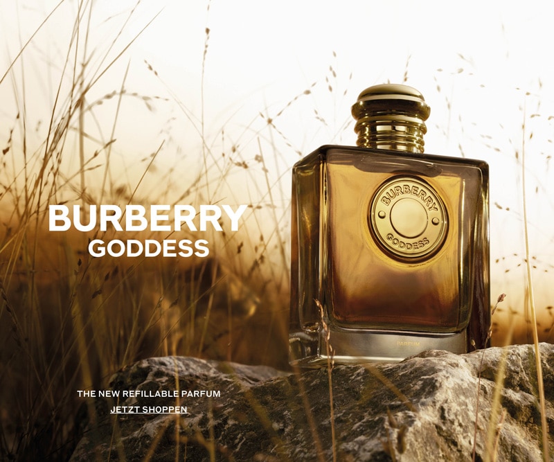 Burberry Goddess - The New Refillable Parfum – auf einem Felsen in natürlicher Umgebung