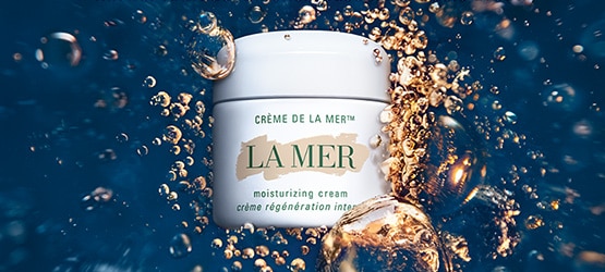 CRÈME DE LA MER™ LA MER Moisturizing Cream Crème Régénération Intense. Entdecken Sie die Crème de la Mer mit der Kraft der bioenergetischen Miracle Broth™. Beim Kauf eines La Mer Produkts erhalten Sie ein The Renewal Oil 5 ml als Geschenk.*