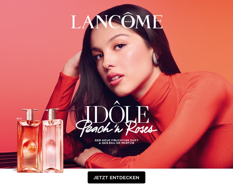 Lancôme Idôle Peach’n Roses Eau de Parfum mit zwei rosafarbenen Flakons vor rotem Hintergrund, neue fruchtige Duftkreation.
