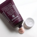 60 ML Sisley À LA ROSE NOIRE Maske für Jugendlichkeit, Aufpolsterung & Ausstrahlung 3 of 6 Maske für Jugendlichkeit, Aufpolsterung & Ausstrahlung
