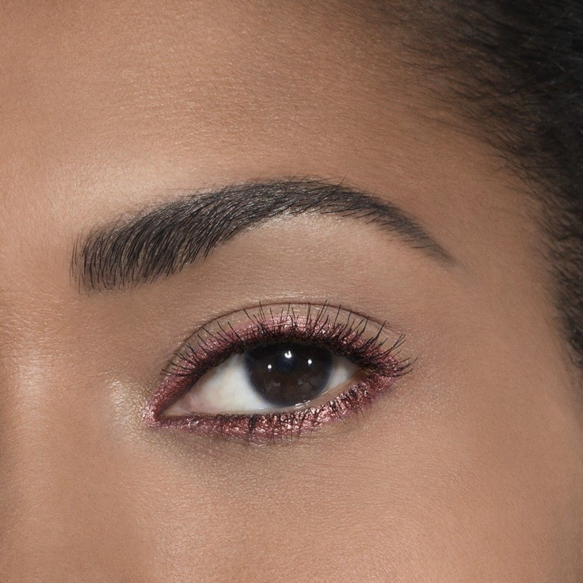 EYELINER UND KAJAL MIT LANGEM HALT