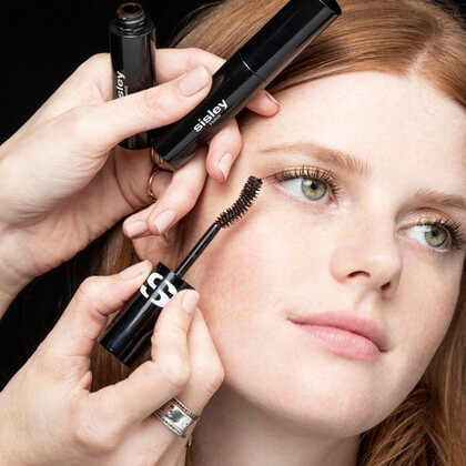 Schwunggebende, kräftigende Mascara