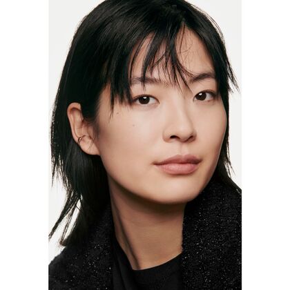 FOUNDATION MIT WEICHZEICHNEREFFEKT. SAMTIG-MATTES FINISH.