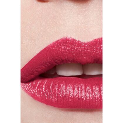 FARBINTENSIVER LIPPENSTIFT. KONZENTRIERTE LEUCHTKRAFT UND PFLEGE. NACHFÜLLBAR