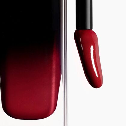 DER GLÄNZENDE FLUID-LIPPENSTIFT MIT LANGEM HALT