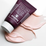 60 ML Sisley À LA ROSE NOIRE Maske für Jugendlichkeit, Aufpolsterung & Ausstrahlung 4 of 6 Maske für Jugendlichkeit, Aufpolsterung & Ausstrahlung