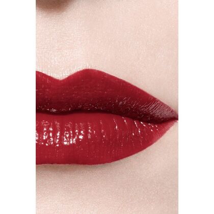 DER GLÄNZENDE FLUID-LIPPENSTIFT MIT LANGEM HALT