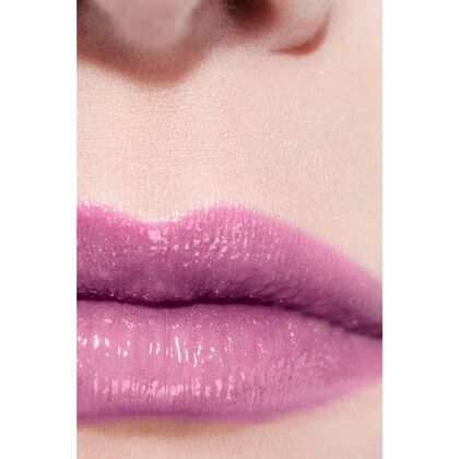GETÖNTER, FEUCHTIGKEITSSPENDENDER, LIPPENBALSAM MIT INDIVIDUELLER FARBINTENSITÄT