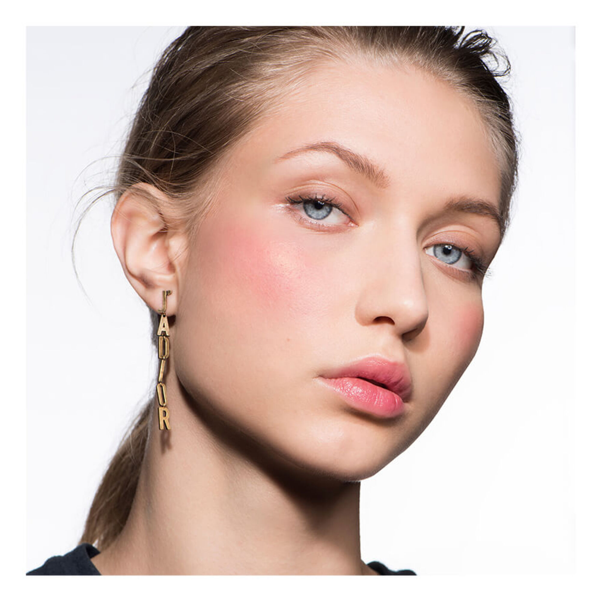 Rouge für Wangen und Wangenknochen