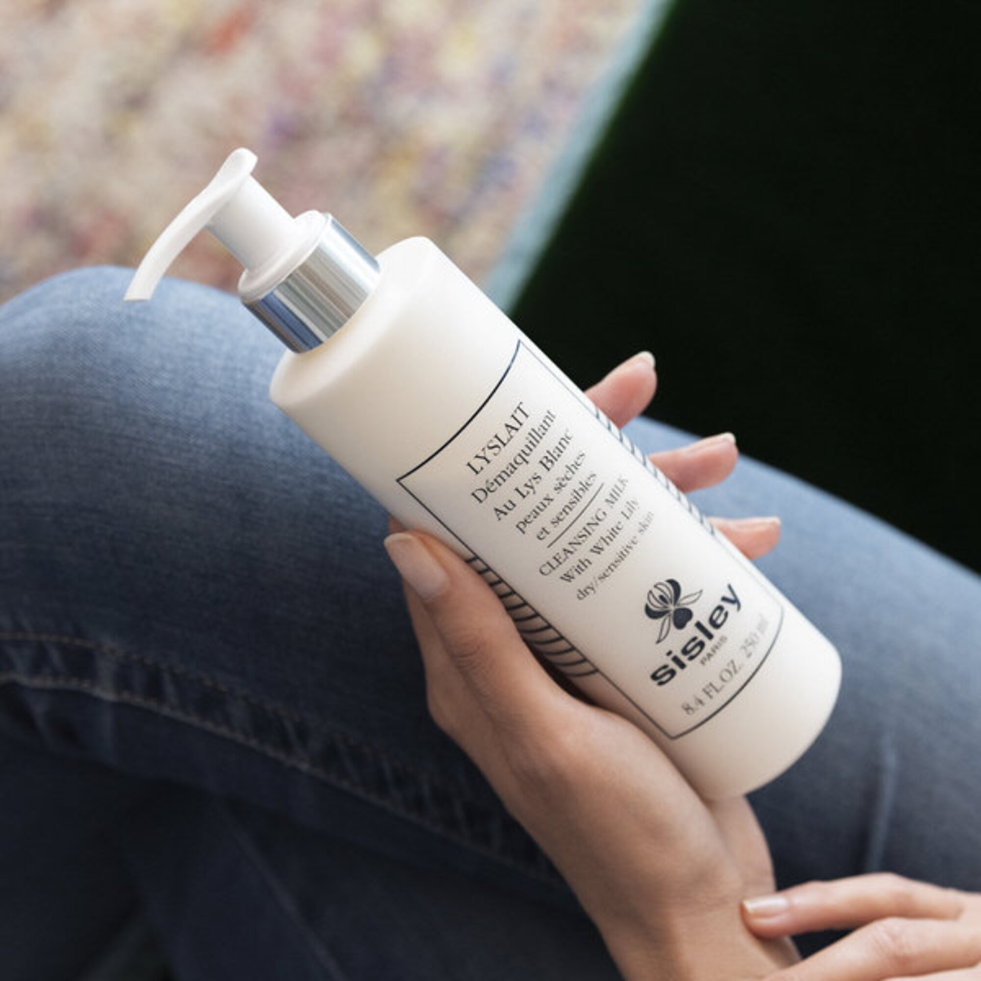 Reinigungsmilch mit weißer Lilie