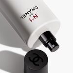 140 ML CHANEL N°1 DE CHANEL Revitalisierendes Spray-Serum für den Körper 2 of 3 Revitalisierendes Spray-Serum für den Körper