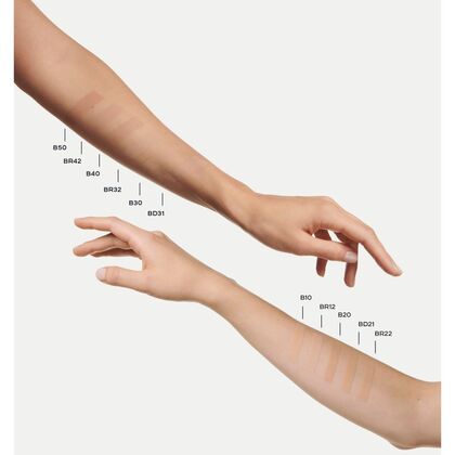 FOUNDATION MIT WEICHZEICHNEREFFEKT. SAMTIG-MATTES FINISH.