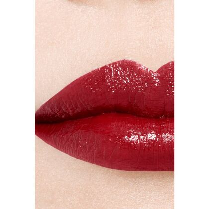 DER GLÄNZENDE FLUID-LIPPENSTIFT MIT LANGEM HALT