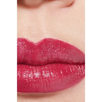 FARBINTENSIVER LIPPENSTIFT. KONZENTRIERTE LEUCHTKRAFT UND PFLEGE. NACHFÜLLBAR
