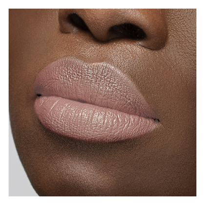 Lang haftender pflegender Lippenstift