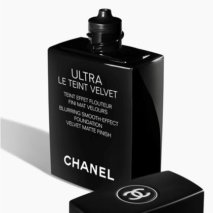  CHANEL ULTRA LE TEINT VELVET FOUNDATION MIT WEICHZEICHNEREFFEKT. SAMTIG-MATTES FINISH.  1 of 5 