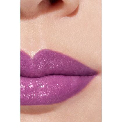 GETÖNTER, FEUCHTIGKEITSSPENDENDER, LIPPENBALSAM MIT INDIVIDUELLER FARBINTENSITÄT